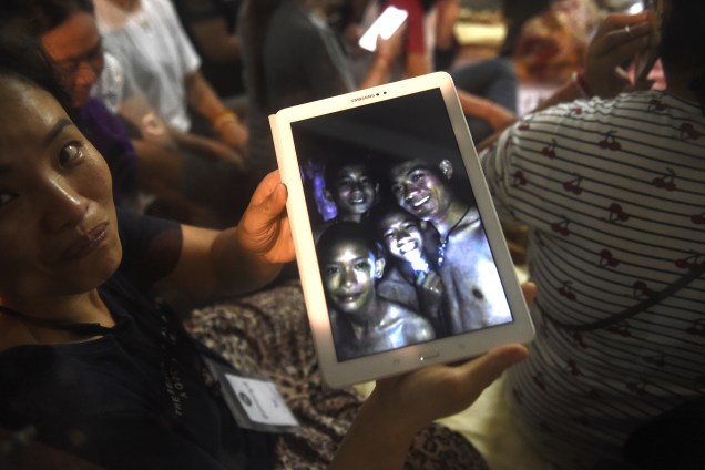 Familiar mostra foto de crianças desaparecidas em uma caverna na Tailândia, parte de um time de futebol que foram encontrados seguros após nove dias - 02/07/2018