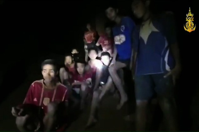 Captura de vídeo mostra as crianças desaparecidas dentro da caverna Tham Luang, na província de Chiang Rai, na Tailândia - 02/07/2018