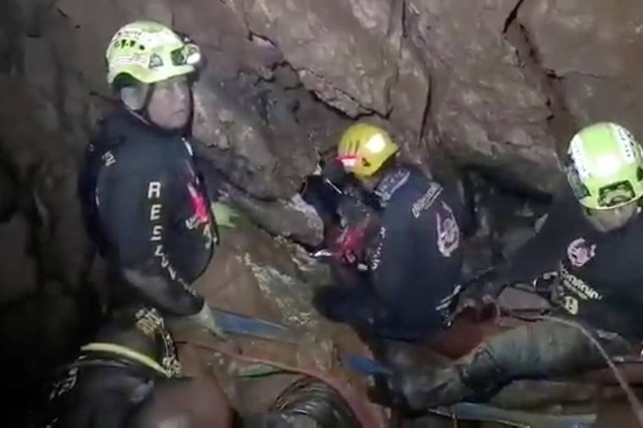 Equipes de resgate auxiliam no resgate dos 12 jovens jogadores de futebol e seu treinador, presos dentro de uma caverna inundada no complexo de Tham Luang, província de Chiang Rai, na Tailândia - 07/07/2018