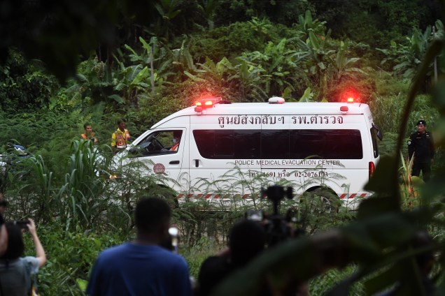 Ambulância deixa a área da caverna de Tham Luang após os mergulhadores terem evacuado alguns dos garotos de um grupo de 13 pessoas presas em uma caverna inundada na província de Chiang Rai, na Tailândia - 08/07/2018