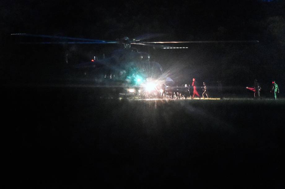 Helicóptero militar transporta as crianças resgatadas da caverna em Chiang Rai na Tailândia -  08/07/2018