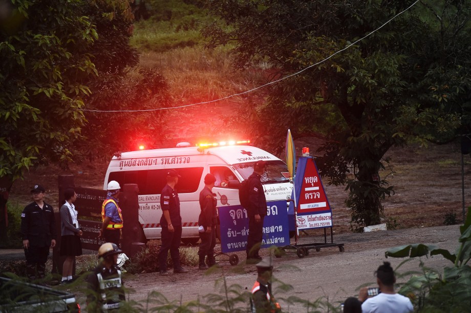 Ambulância transporta algumas das crianças resgatadas: primeiros socorros prestados na saída da caverna - 08/07/2018