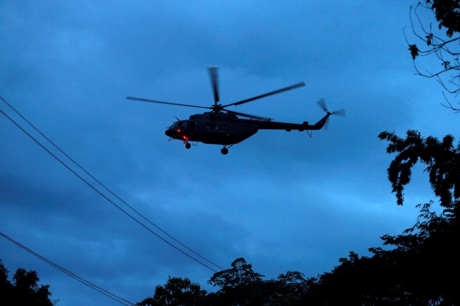 Helicóptero militar transporta os jovens resgatados do complexo de cavernas de Tham Luang, na província de Chiang Rai, norte da Tailândia - 08/07/2018
