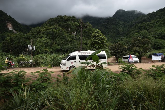 Uma ambulância sai da área da caverna de Tham Luang enquanto as operações de resgate continuam para aqueles que ainda estão presos dentro da caverna, em Chiang Rai, norte da Tailândia - 09/07/2018