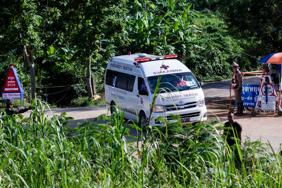 Uma ambulância sai da área da caverna de Tham Luang enquanto as operações de resgate continuam para aqueles que ainda estão presos dentro da caverna, em Chiang Rai, norte da Tailândia - 09/07/2018