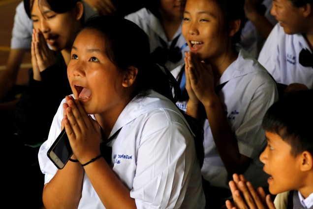 Colegas de classe rezam depois que sua professora anunciou que alguns dos 12 alunos presos em uma caverna foram resgatados na escola Mae Sai Prasitsart, na província de Chiang Rai, Tailândia - 09/07/2018