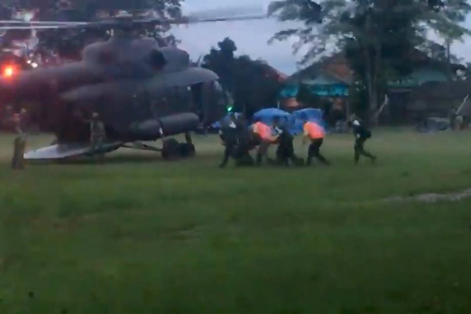 Paramédicos carregam para um helicóptero um dos meninos evacuados de uma caverna inundada, em Chiang Rai, Tailândia - 09/07/2018