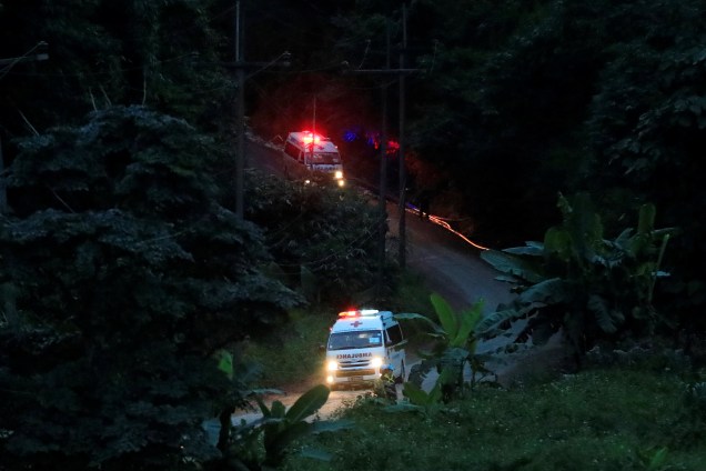 Ambulâncias partem do complexo de cavernas de Tham Luang, na província de Chiang Rai, norte da Tailândia - 09/07/2018
