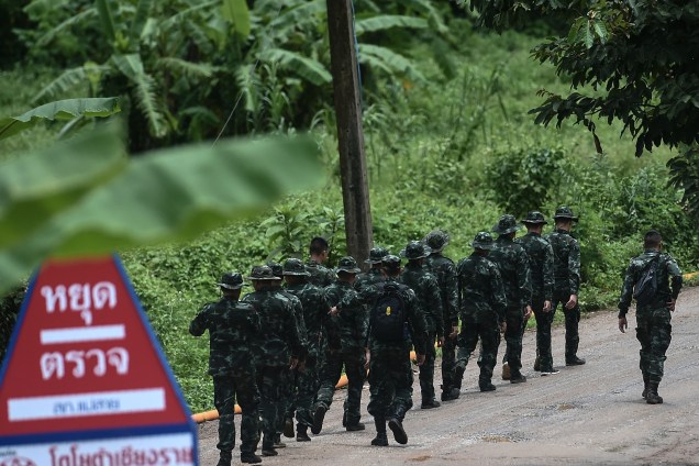 Soldados tailandeses caminham para a área da caverna de Tham Luang enquanto as operações continuam para resgate dos membros do time de futebol que ainda estão presos dentro da caverna na província de Chiang Rai, norte da Tailândia - 10/07/2018