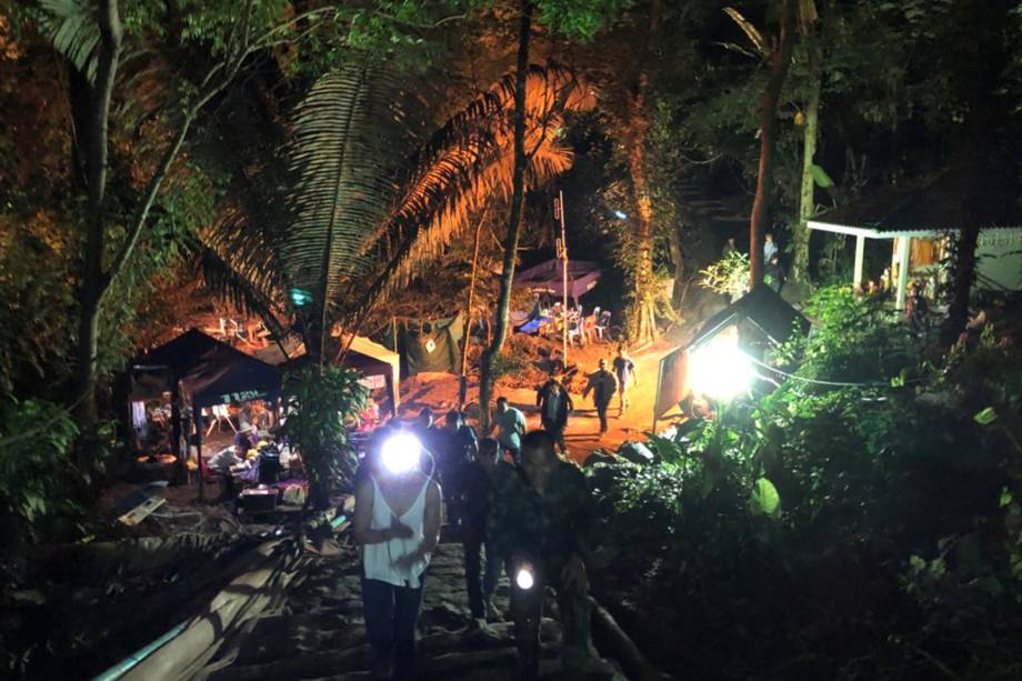 Equipes de resgate caminham em uma caverna do complexo de Tham Luang durante missão para evacuar os membros restantes de um time de futebol presos no local em Chiang Rai, norte da Tailândia - 10/07/2018