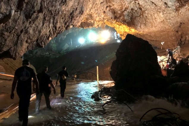 Equipes de resgate caminham em uma caverna do complexo de Tham Luang durante missão para evacuar os membros restantes de um time de futebol presos no local em Chiang Rai, norte da Tailândia - 10/07/2018