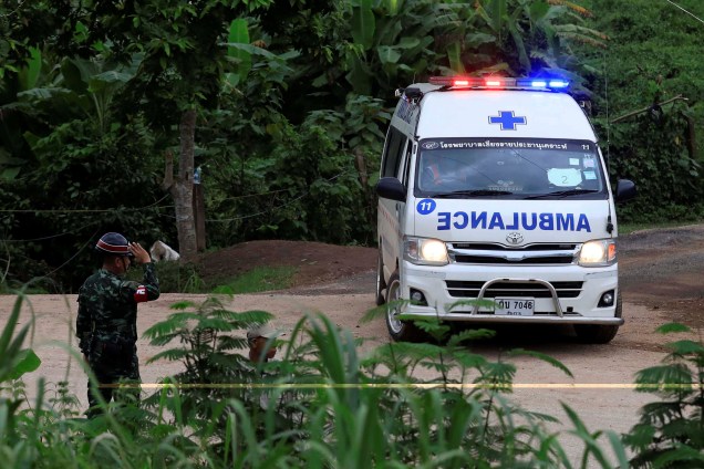 Uma ambulância aguarda pelos últimos 2 meninos a serem resgatados da caverna de Tham Luang, na Tailândia - 10/07/2018