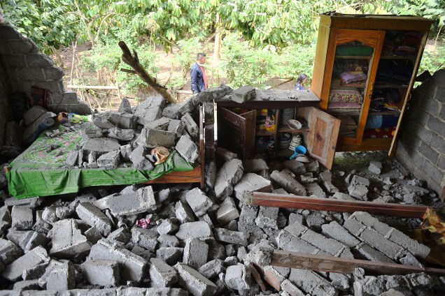 Casa fica destruída após um terremoto que atingiu a aldeia de Sajang em Lombok Timur, na Indonésia - 30/07/2018