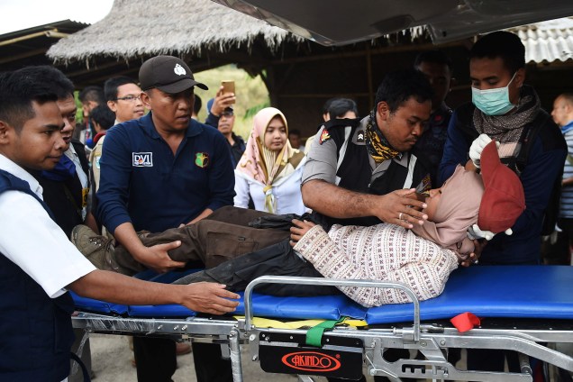 Equipe de resgate dá atendimento a uma alpinista socorrida após terremoto que atingiu a região da Montanha Rinjani na vila de Sembalun em Lombok Timur, na Indonésia - 30/07/2018