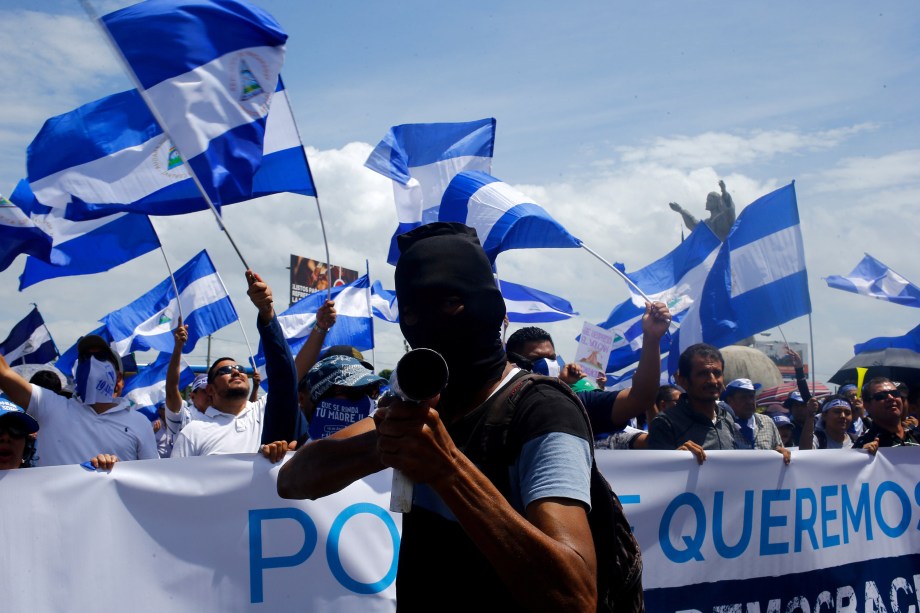 Manifestante segura um morteiro caseiro durante marcha chamada "Juntos somos um vulcão" contra o governo do presidente da Nicarágua, Daniel Ortega, em Manágua, Nicarágua - 12/07/2018