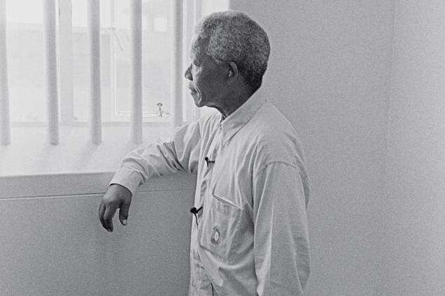 LUCIDEZ E RESISTÊNCIA -  Mandela em sua cela: escritos revelam convicções e grandeza moral do líder negro