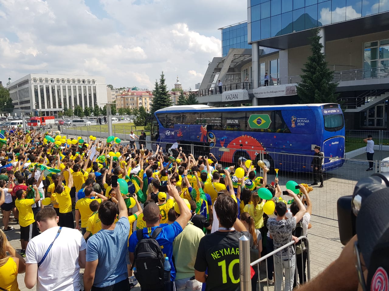 Seleção é recebida por torcedores na chegada ao hotel em Kazan