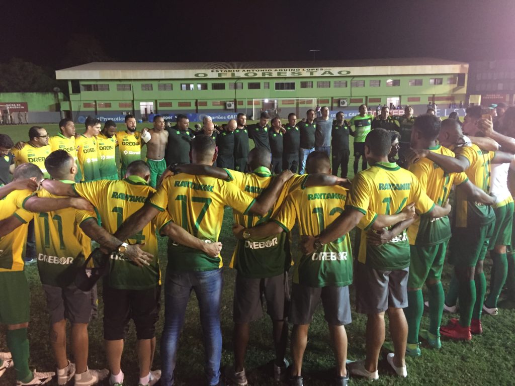 No Acre, atleta do Cuiabá comemoram acesso à Série B após empate em 2 a 2 com o Atlético-AC