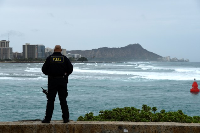 Policial de Honolulu controla condições da água com aproximação do furacão Lane