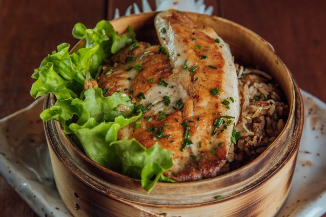 Arroz chaufa com peixe branco é o prato principal do menu de almoço no Nou Nikkei Cuisine