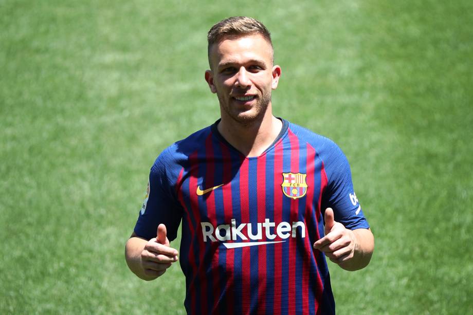 O jogador Arthur é apresentado ao Barcelona, no Camp Nou - 12/07/2018