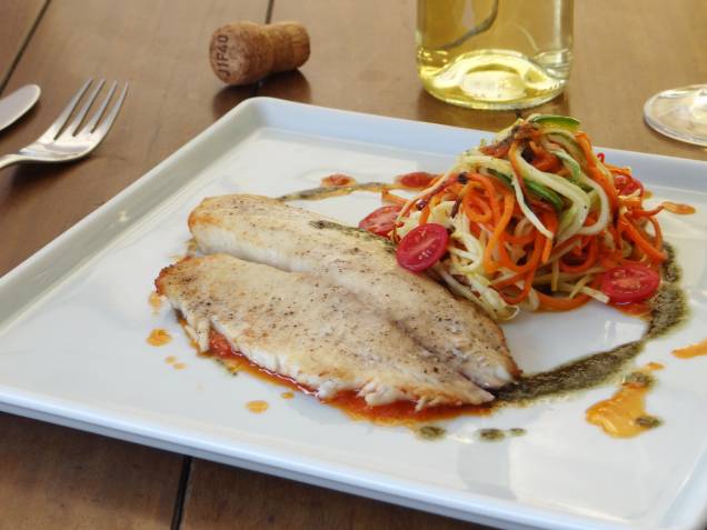 Spaguetti de legumes com tillápia assada: opção de principal Spaguetti de legumes com tillápia assada: opção de principal