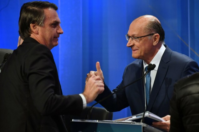 Os candidatos Jair Bolsonaro (PSL) e Geraldo Alckmin (PSDB), se cumprimentam durante debate presidencial realizado na RedeTV! - 17/08/2018