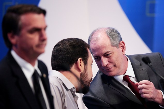 Os candidatos Guilherme Boulos (PSOL) e Ciro Gomes (PDT), conversam antes do início do debate presidencial realizado pela RedeTV! - 17/08/2018
