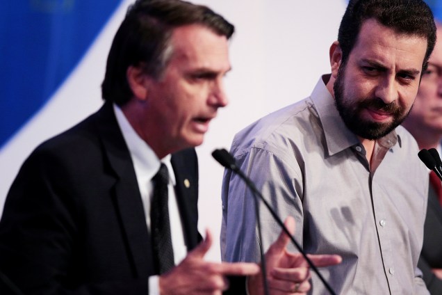 O candidato Guilherme Boulos (PSOL), observa a fala de Jair Bolsonaro (PSL), durante debate presidencial realizado na RedeTV! - 17/08/2018