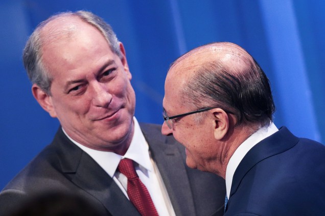 Os candidatos Geraldo Alckmin (PSDB) e Ciro Gomes (PDT), se cumprimentam durante debate presidencial realizado pela RedeTV! - 17/08/2018