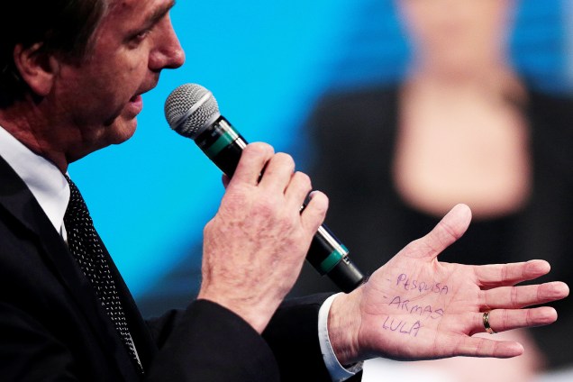O candidato Jair Bolsonaro (PSL), faz anotações em uma das mãos, durante debate presidencial realizado pela RedeTV! - 17/08/2018