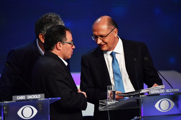Geraldo Alckmin (PSDB) conversa com seus assessores durante o intervalo do debate presidencial na TV Bandeirantes - 09/08/2018
