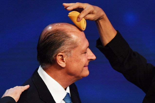 Maquiadora retoca maquiagem do candidato à Presidência da República, Geraldo Alckmin (PSDB), durante debate presidencial na TV Bandeirantes - 09/08/2018