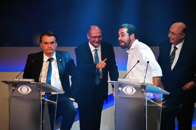 Os candidatos Jair Bolsonaro (PSL), Geraldo Alckmin (PSDB), Guilherme Boulos (PSOL) e Henrique Meirelles (MDB), se cumprimentam durante o intervalo do debate presidencial promovido pela TV Bandeirantes - 09/08/2018