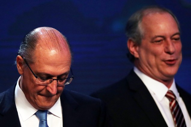 O candidato à Presidência da República, Geraldo Alckmin (PSDB), é visto próximo do candidato Ciro Gomes (PDT), durante debate presidencial na TV Bandeirantes - 09/08/2018