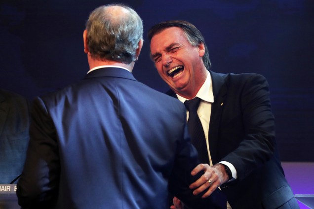 Jair Bolsonaro (PSL) cumprimenta Ciro Gomes (PDT), durante o intervalo do debate presidencial na TV Bandeirantes - 09/08/2018