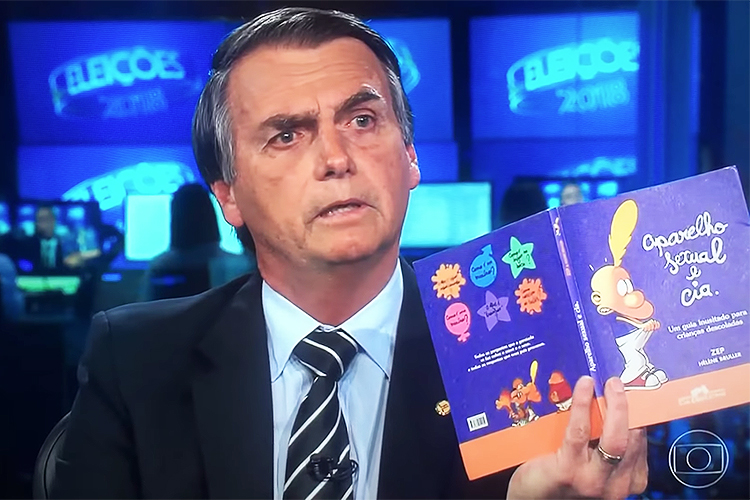 Jair Bolsonaro com o livro 'Aparelho sexual e cia'