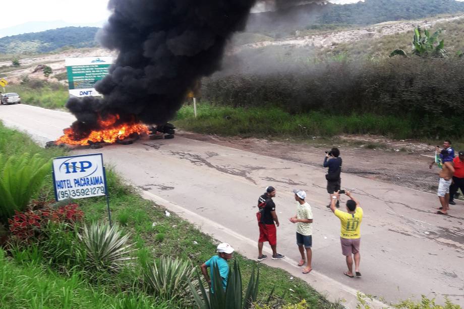 Brasileiros queimam pneus enquanto bloqueiam uma estrada perto da fronteira com a Venezuela no ponto de controle fronteiriço de Pacaraima, em Roraima - 19/08/2018