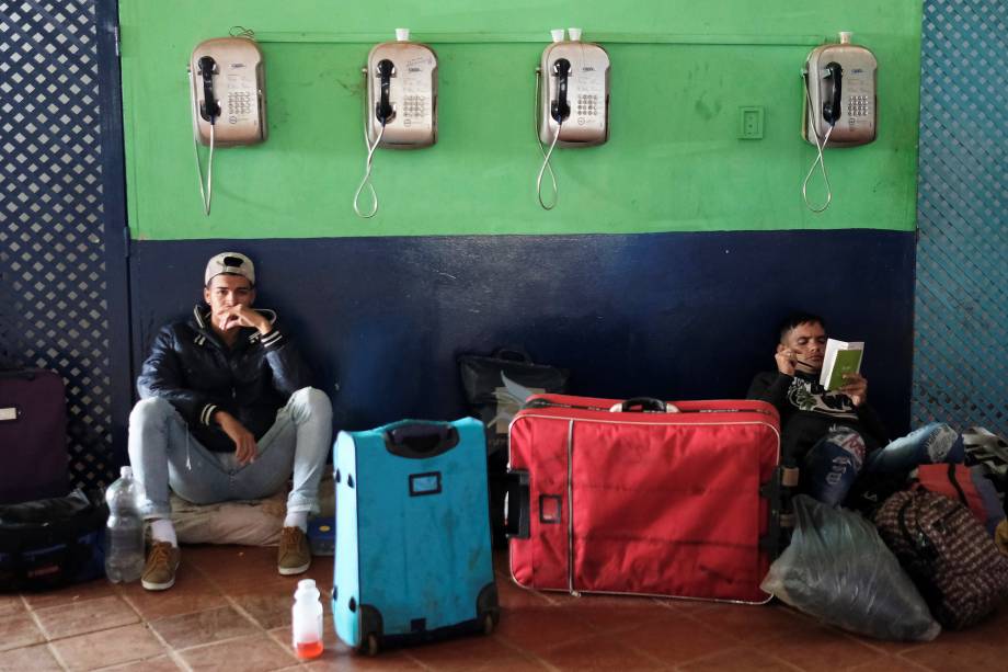 Venezuelanos descansam ao lado de seus pertences em um terminal de ônibus, depois de serem expulsos do controle de fronteira em Pacaraima por civis brasileiros, em Santa Elena, Venezuela - 19/08/2018