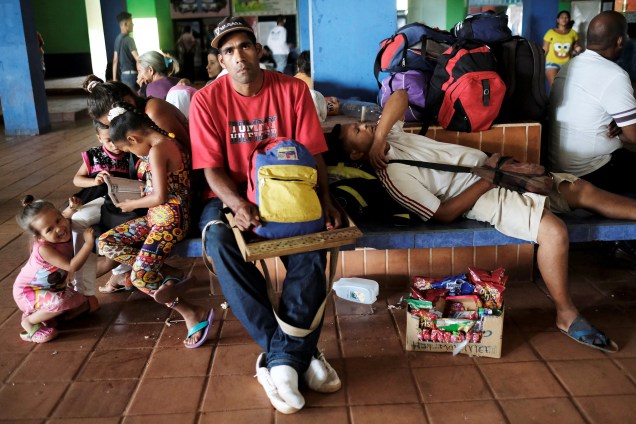 Venezuelanos descansam ao lado de seus pertences em um terminal de ônibus, depois de serem expulsos do ponto de controle fronteiriço de Pacaraima por civis brasileiros, em Santa Elena, Venezuela - 19/09/2018