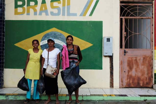 A venezuelana Maria, de 44 anos, e suas filhas Jennifer, 27, e Carolina, 25 anos, de Caracas, doam roupas no controle de fronteira em Pacaraima, em Roraima - 19/08/2018 A venezuelana Maria, de 44 anos, e suas filhas Jennifer, 27, e Carolina, 25 anos, de Caracas, doam roupas no controle de fronteira em Pacaraima, em Roraima - 19/08/2018
