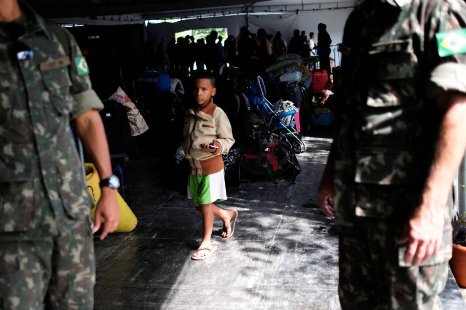 Menino venezuelano é fotografado entre militares no controle de fronteira de Pacaraima, estado de Roraima - 19/08/2018 Menino venezuelano é fotografado entre militares no controle de fronteira de Pacaraima, estado de Roraima - 19/08/2018