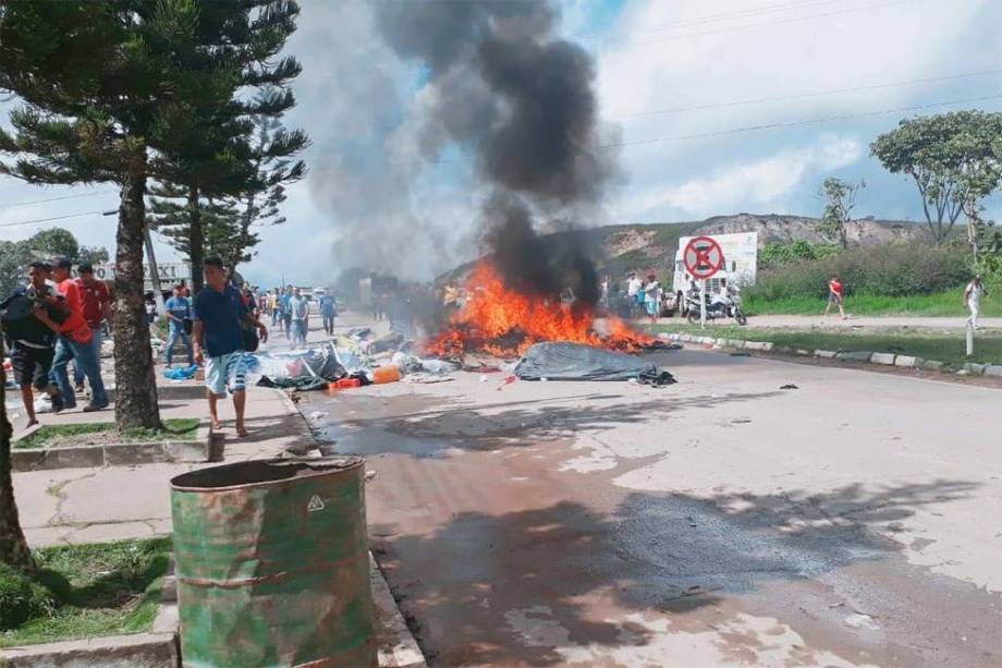 Imigrantes venezuelanos são expulsos após terem seus acampamentos destruídos em Pacaraima (RR) Imigrantes venezuelanos são expulsos após terem seus acampamentos destruídos em Pacaraima (RR)