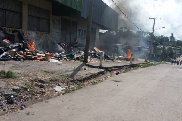 Imigrantes venezuelanos são expulsos após terem seus acampamentos destruídos em Pacaraima (RR) Imigrantes venezuelanos são expulsos após terem seus acampamentos destruídos em Pacaraima (RR)