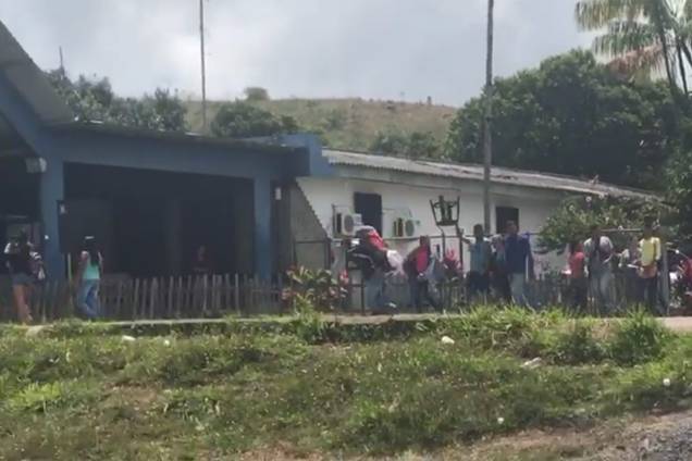 Imigrantes venezuelanos são expulsos após terem seus acampamentos destruídos em Pacaraima (RR) Imigrantes venezuelanos são expulsos após terem seus acampamentos destruídos em Pacaraima (RR)