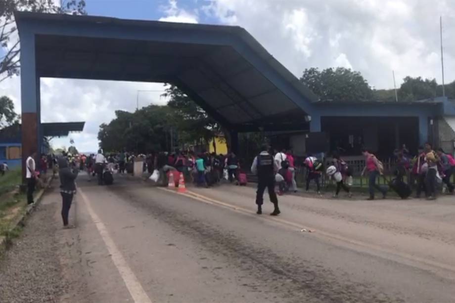 Imigrantes venezuelanos são expulsos após terem seus acampamentos destruídos em Pacaraima (RR) Imigrantes venezuelanos são expulsos após terem seus acampamentos destruídos em Pacaraima (RR)