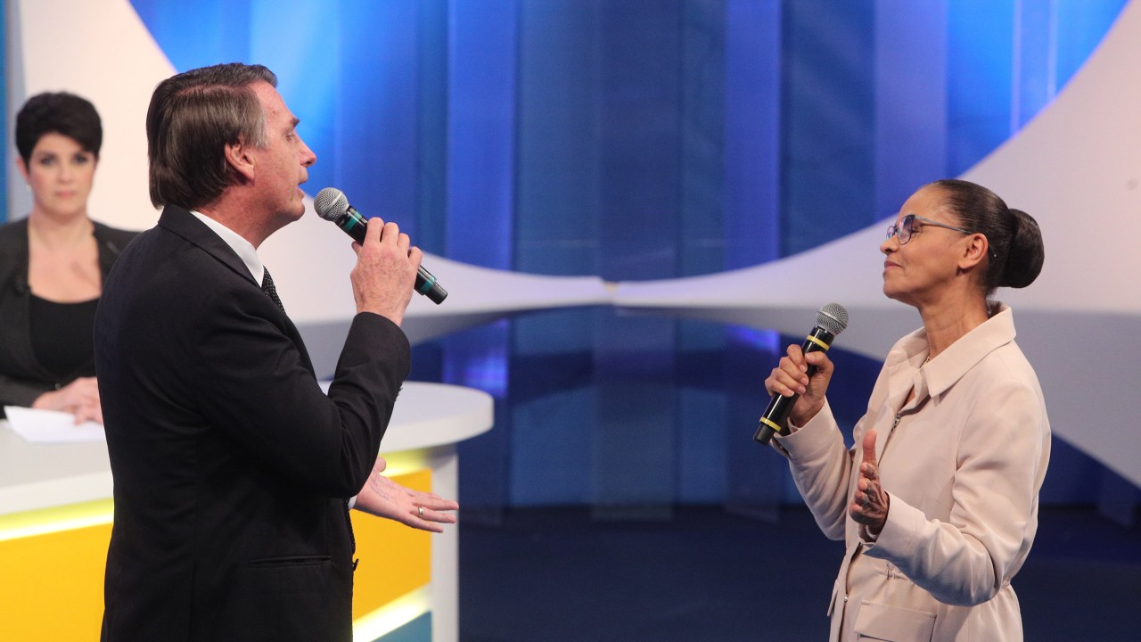 Os candidatos à Presidência da República Jair Bolsonaro (então no PSL) e Marina Silva (Rede) no debate da RedeTV em agosto de 2018