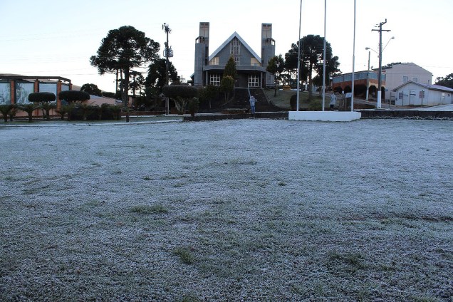 Geada congela grama em Urupema, Santa Catarina