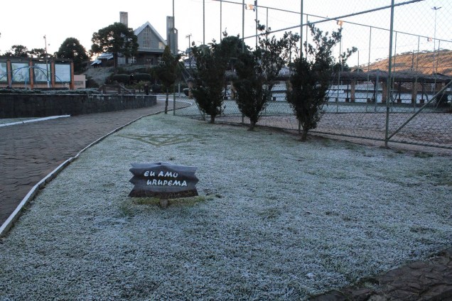 Geada congela grama em Urupema, Santa Catarina