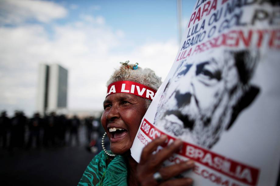 Manifestantes protestam em Brasília (DF), a favor do Partido dos Trabalhadores registrar a candidatura do ex-presidente Lula para concorrer ao cargo de presidente da República - 15/08/2018